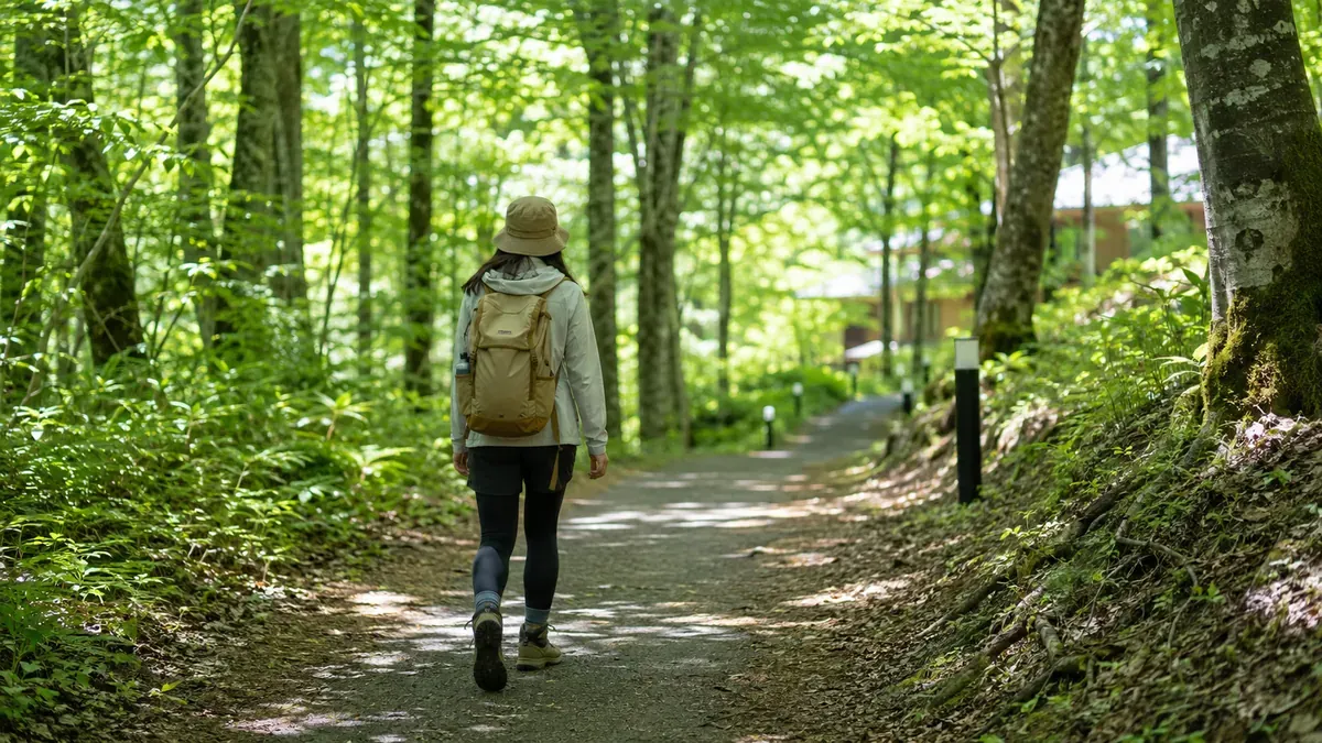 青森県白神山地のブナ林を歩き終え、疲れを癒す温泉に向かうハイカーの姿。