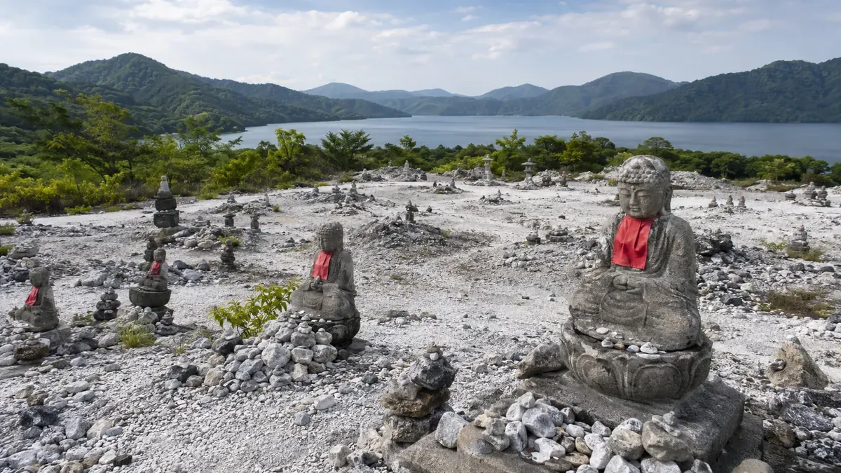 初夏の青森県恐山、境内の地蔵殿、無間地獄、賽の河原など主要スポットが点在する風景。