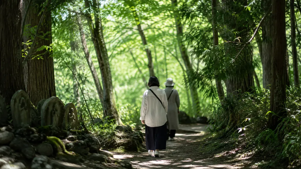 初夏の青森県恐山、静かに参道を歩く参拝者の後ろ姿。