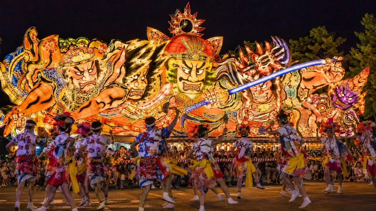 初夏の夜、青森市を熱狂させる巨大な人形型青森ねぶたの雄大な姿