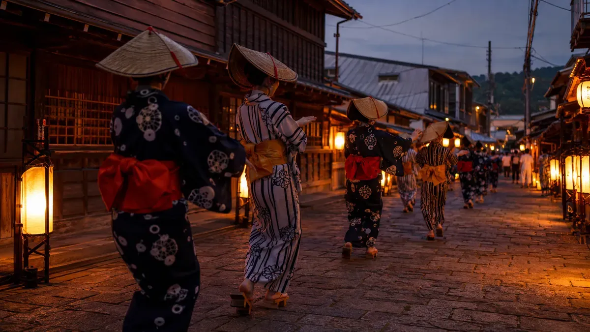 夏の夕暮れ、青森県黒石市の路地裏で提灯に照らされ踊る浴衣姿の黒石よされ踊り子たち。