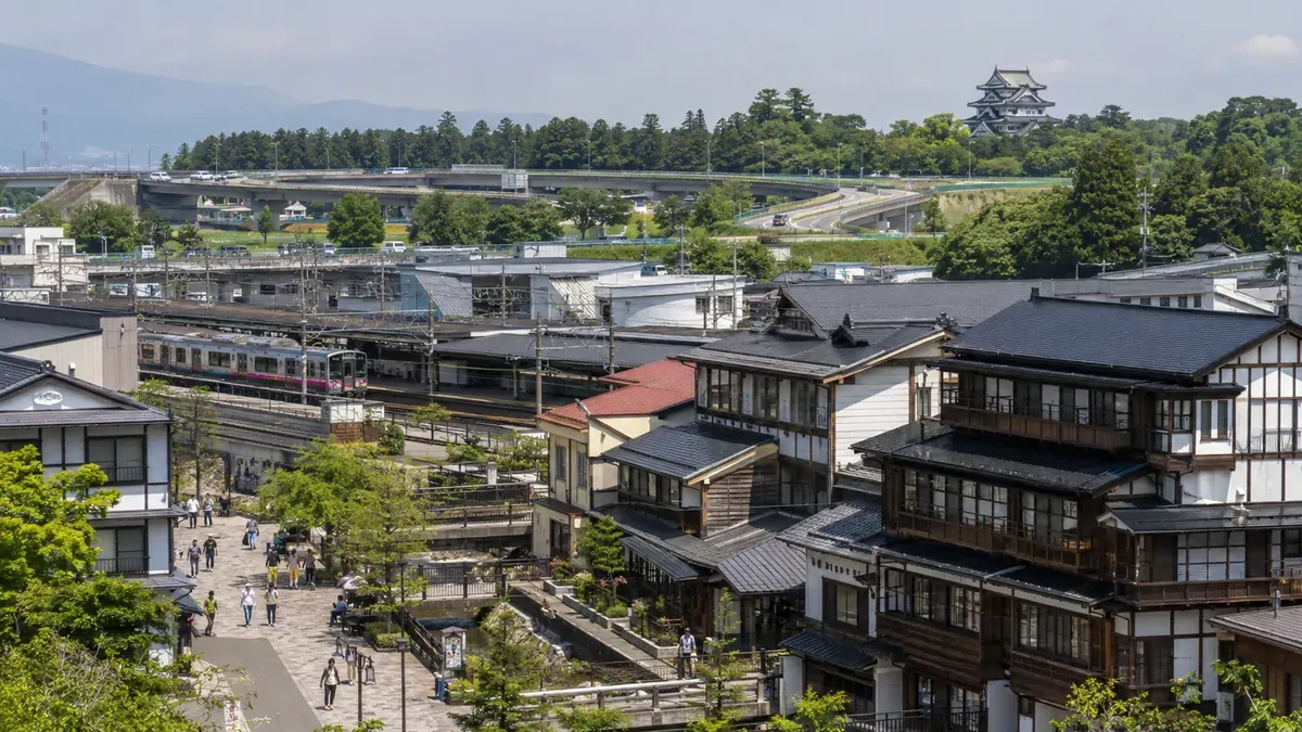 夏、800年の歴史を持つ青森県大鰐温泉の温泉街と周辺の弘前観光スポット
