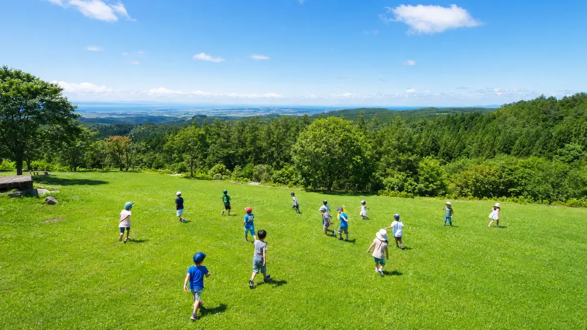 夏に青森で様々な年齢の子どもたちが自然の中で楽しむ、子連れ旅行におすすめの体験スポット