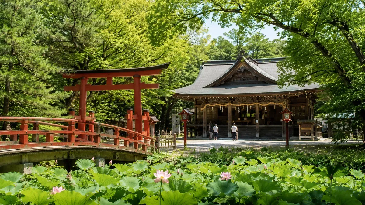 青森県の猿賀神社、苔むした大鳥居から見える厳かで歴史ある社殿と夏の木々