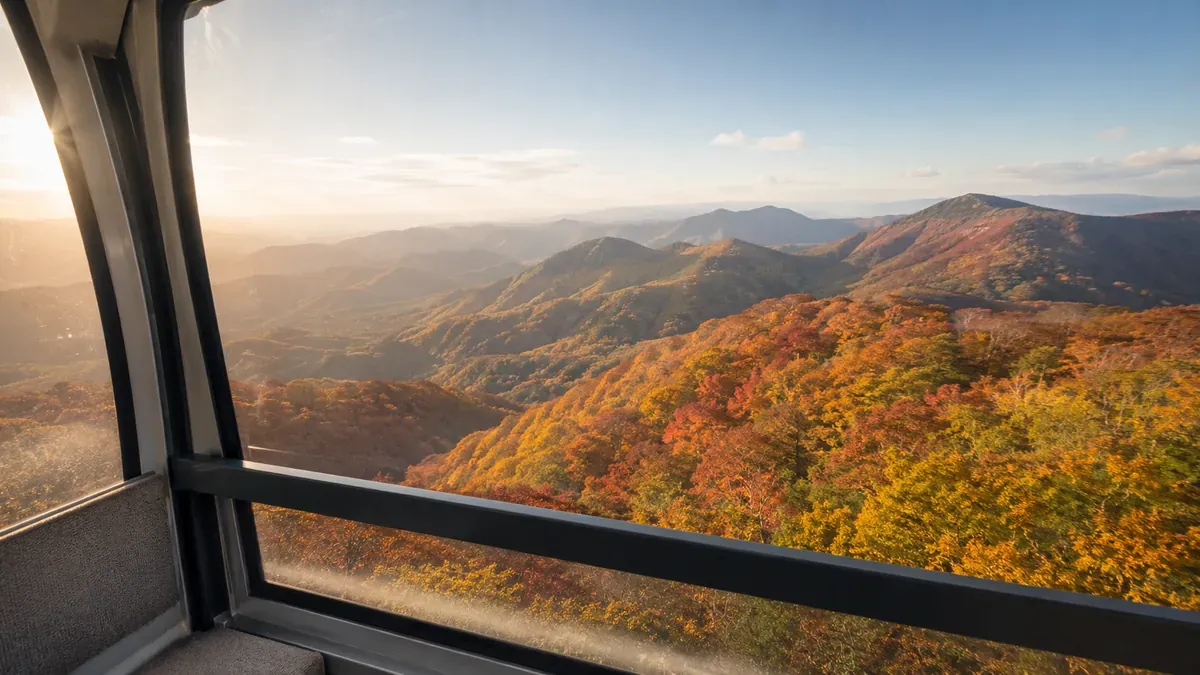青森県八甲田ロープウェイのゴンドラ内から撮影された紅葉のパノラマ