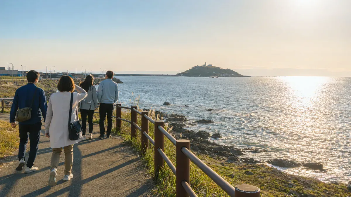 青森県八戸市の館鼻漁港から蕪島を望む海岸線の風景