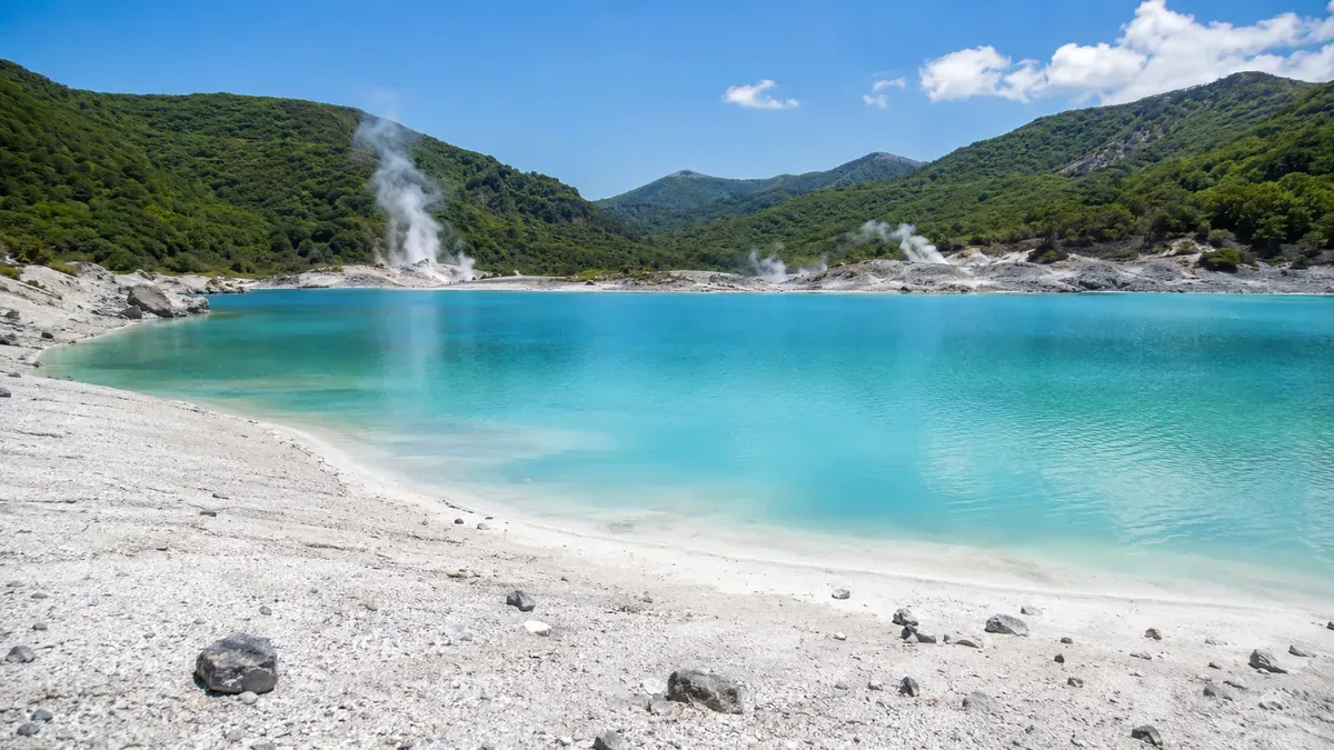 夏の青森県下北半島の霊場恐山、鮮やかなターコイズブルーの宇曽利山湖と白い砂浜
