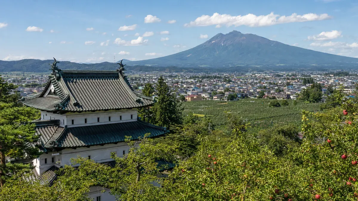弘前城天守から望む岩木山とりんご畑の広がる風景