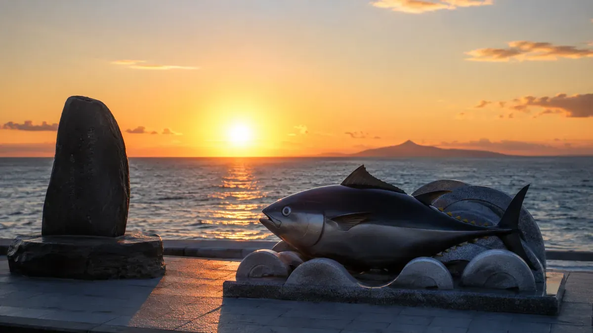 青森県大間崎のマグロモニュメントと本州最北端の碑、夕焼けの津軽海峡