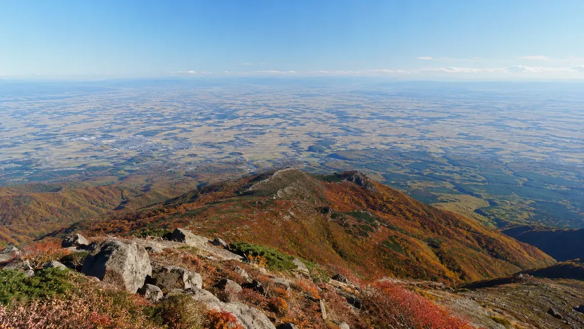 青森の八甲田・毛無岱、黄金色に輝く草紅葉が広がる天空の湿原。